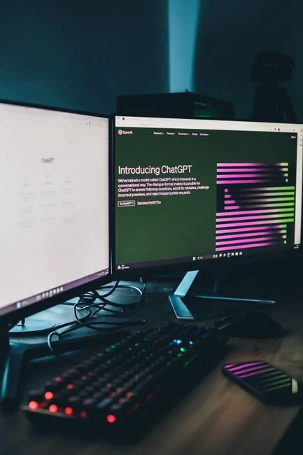 Un espace de travail contemporain présentant un ordinateur portable, une tablette et des smartphones, idéal pour un usage technologique et freelance.